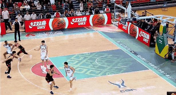 伊力福拉提太神奇了，空中折叠三分压哨命中，刘炜指导战术神了





新疆半场前