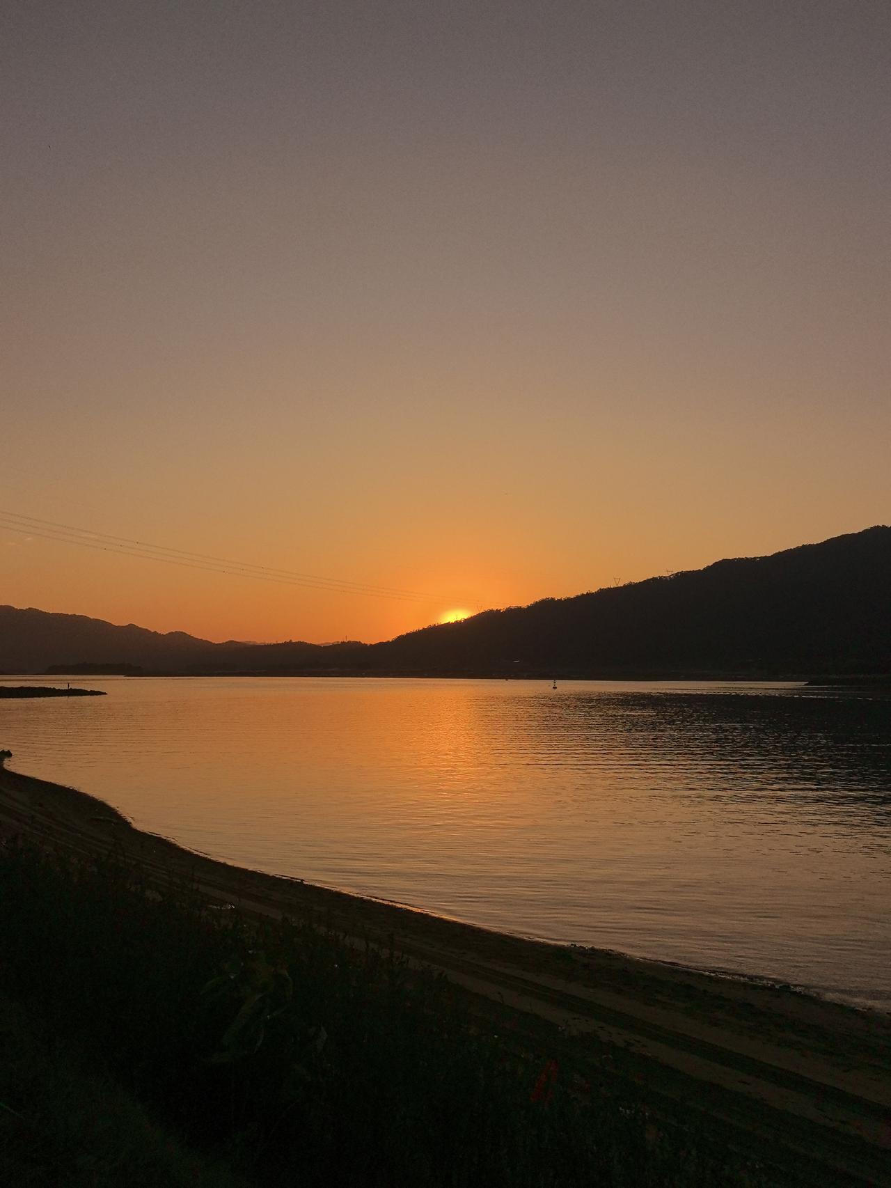 夕阳西下，湖面波光粼粼，静谧而美丽。