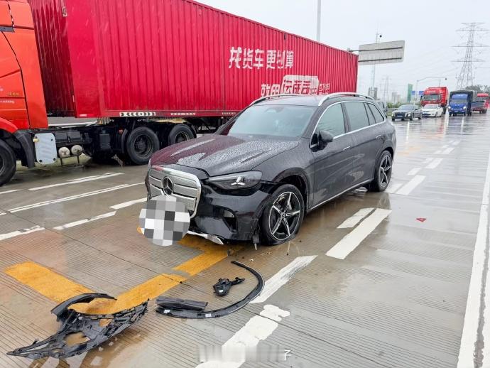 电车 买得起修不起 就在前不久，一个全新纯电奔驰GLC的车主发生事故，维修报价4