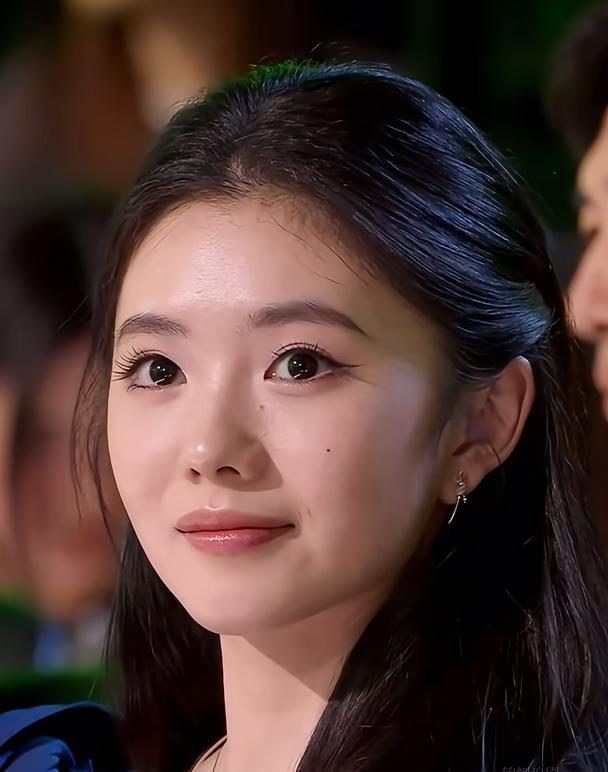 刘浩存这场怼脸拍太美了
无滤镜状态下又灵又美 刘浩存 怼脸拍 女明星 审美积累 