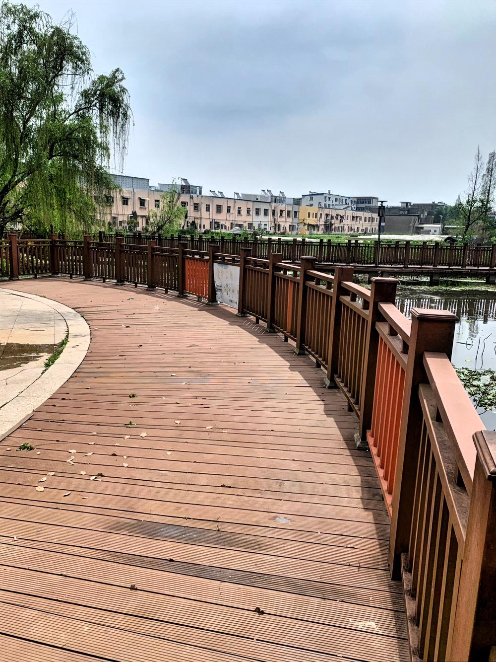 一段婚姻最悲哀
就是伤透了孩子幼小的心灵。
父母离异后，
父亲外出打工，
孙子便