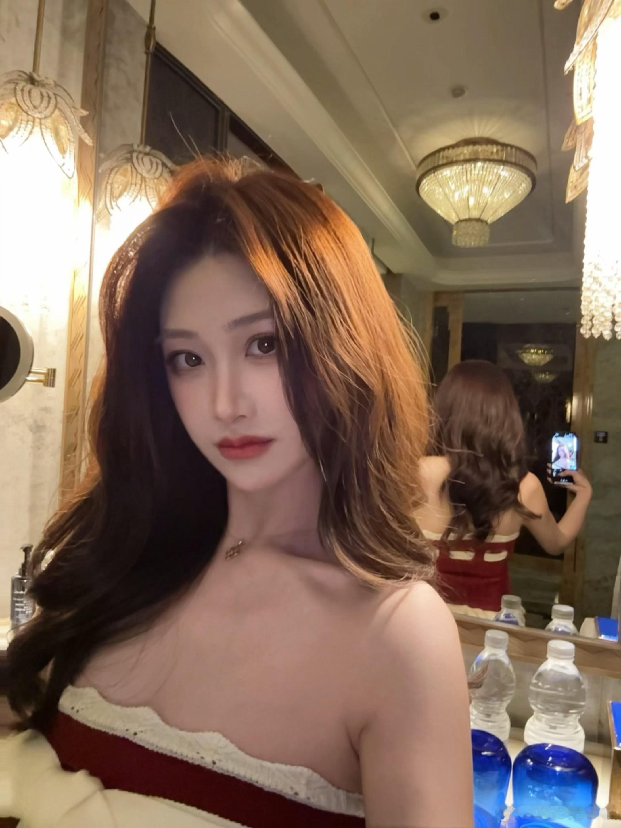 Hi～是你熟悉的那个我回来了❤️🤍今日妆容OOTD不是今天拍的