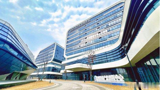 【厉害了台州一台抛光神器啃下半导体制造硬骨头 】7月27日，台州光电加速器厂区内