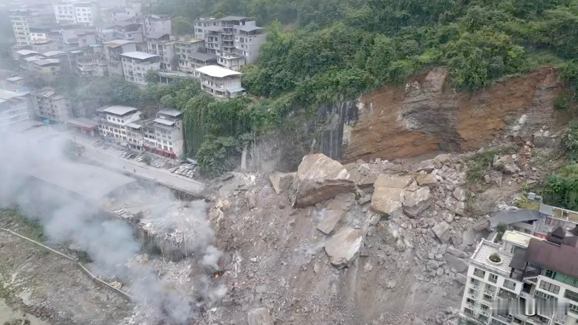 重庆彭水突发山体崩塌，这些细节看得人又揪心又暖心

7月17日上午9点08分，重