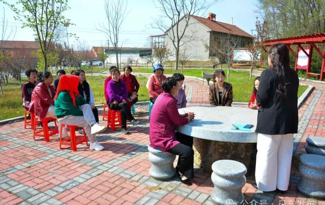 ​​针对当下部分地区高额彩礼盛行、婚嫁攀比等不良现象，丹东东港市深入推进婚俗移风