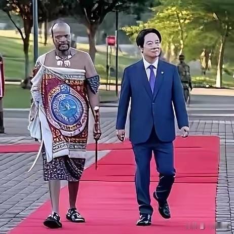 用什么词语形容比较合适呢？

一个衣衫不整！一西装笔直！
真的是应了那句话话！山
