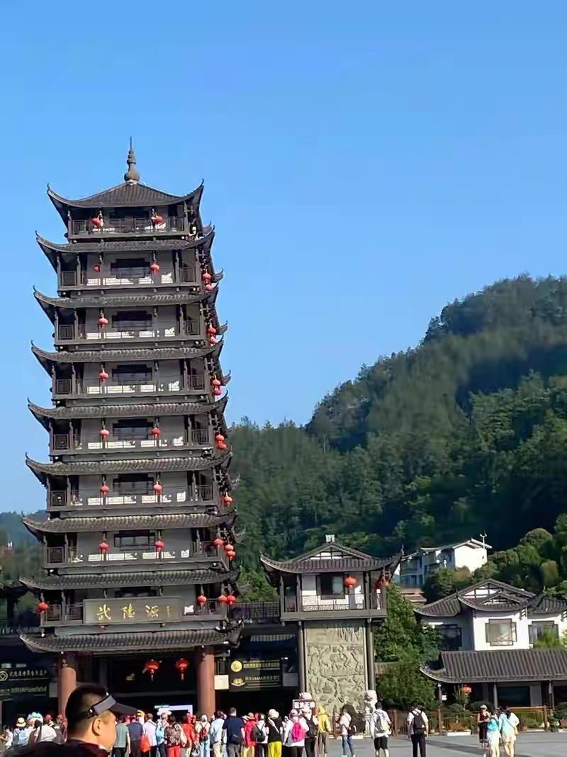 到张家界武陵源区
西游记很多场景
都是在张家界拍摄的
除了千姿百态的山群
最惊艳