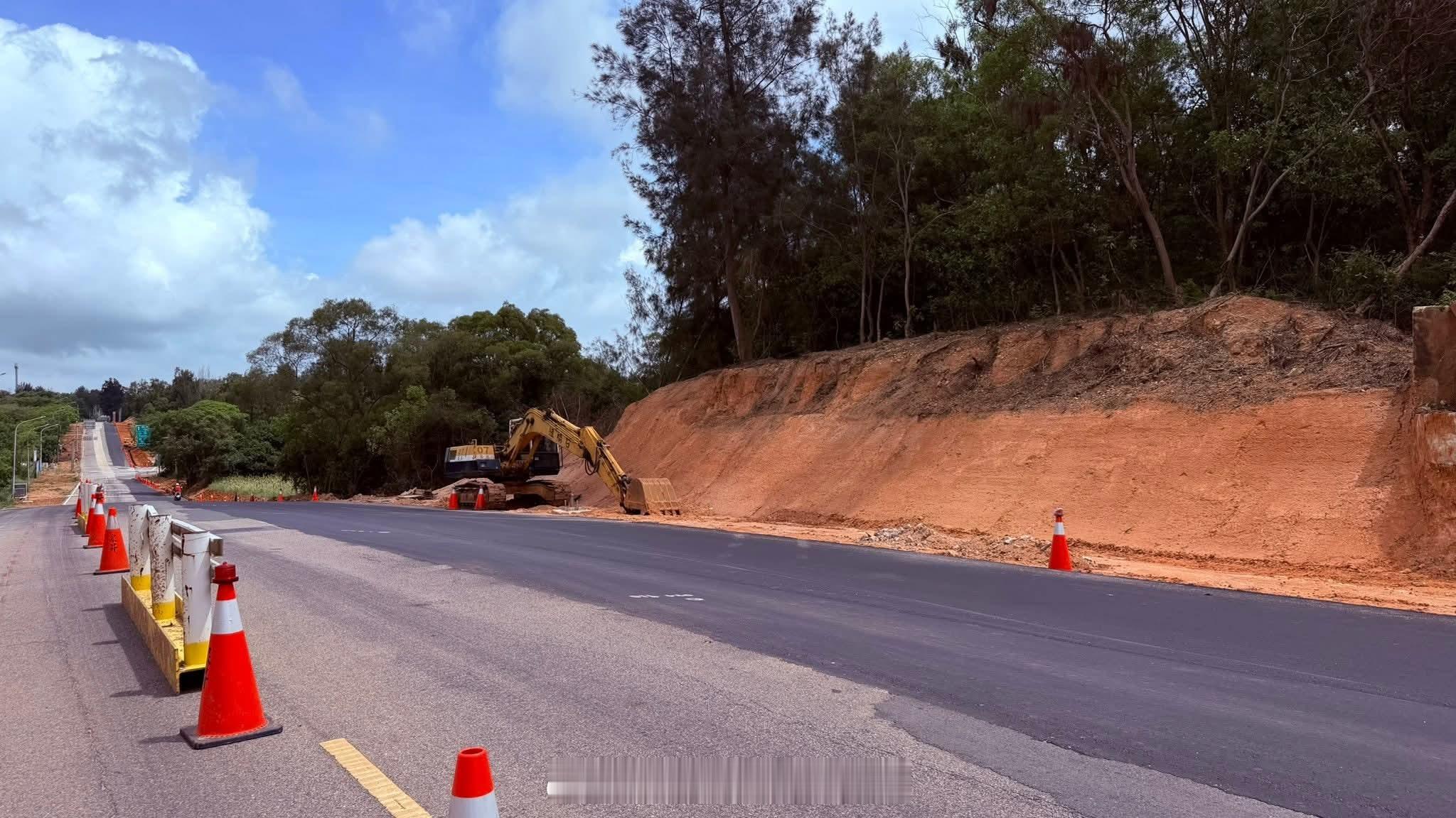 台海局势 金门岛上修路时整理边坡挖出来的地堡，看起来已经废弃了相当长时间。 