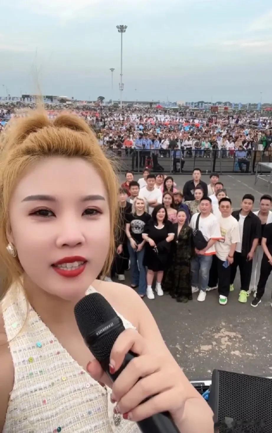 据说昨晚琪儿在大庆举办的生日演唱会现场来了足有十万歌迷，大庆几乎全城出动，为什么