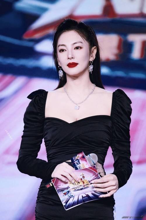 2026年开年，张雨绮便深陷舆论漩涡。前夫袁巴元的前妻葛晓倩实名举报她代孕、插足