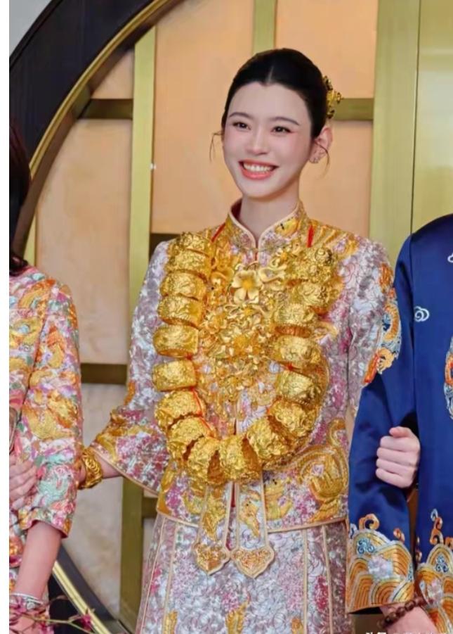 真是贫穷限制我的想象呀！超模奚梦瑶戴在脖子上金灿灿的龙凤镯居然价值百万，都是婆婆