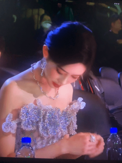 孟子义李昀锐活动同框 她真的的洗的特别白，zr也洗掉了说是妈生zr脸了，甚至我在