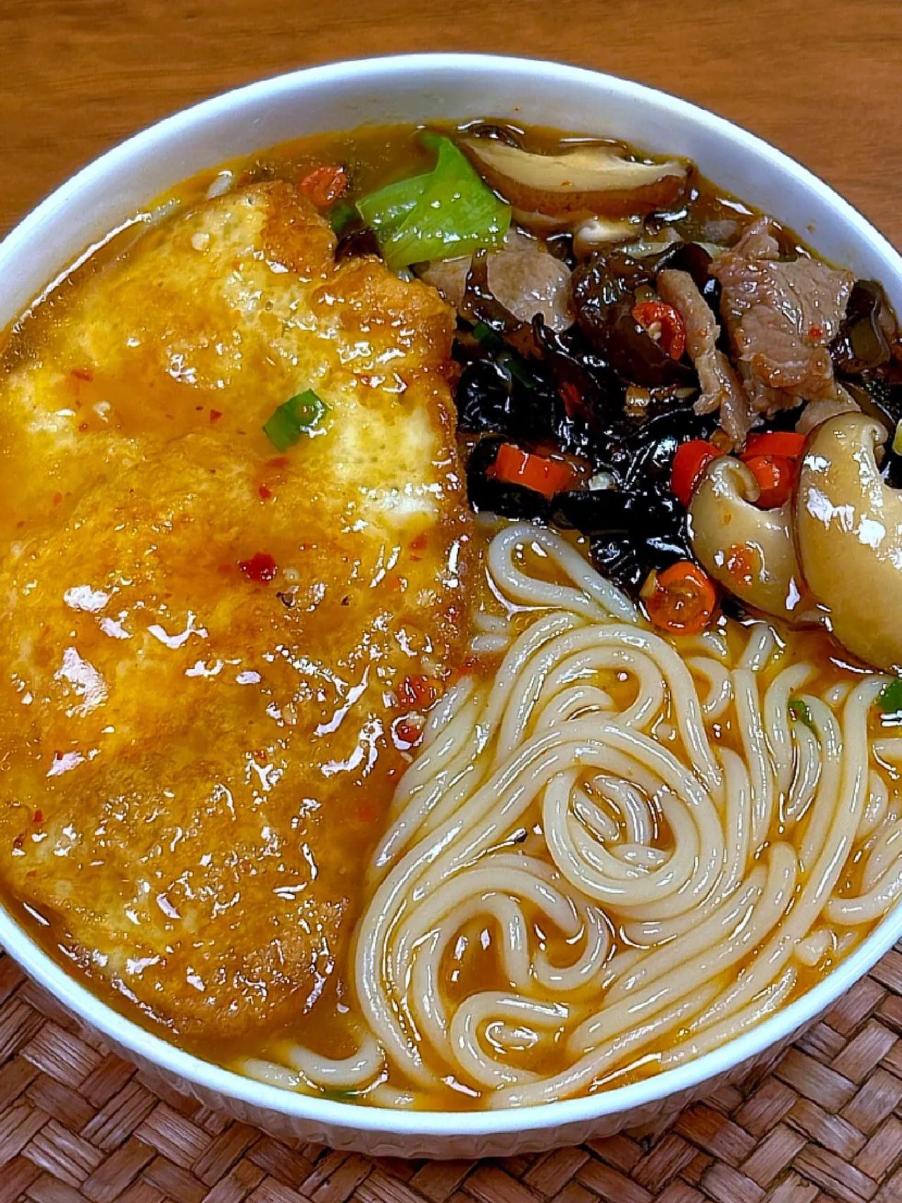 湖南人早餐必不可少的汤米粉！
做法：
1、油热下肉丝炒香，放香菇、木耳、小米椒、