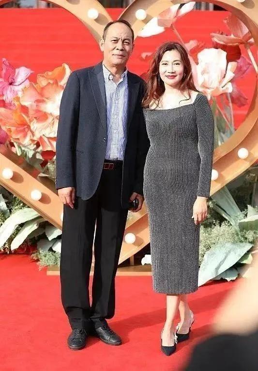 据说两人还是初恋呢，据说两人还是裸婚呢，条件不好依然能够相亲相爱一辈子……结婚多