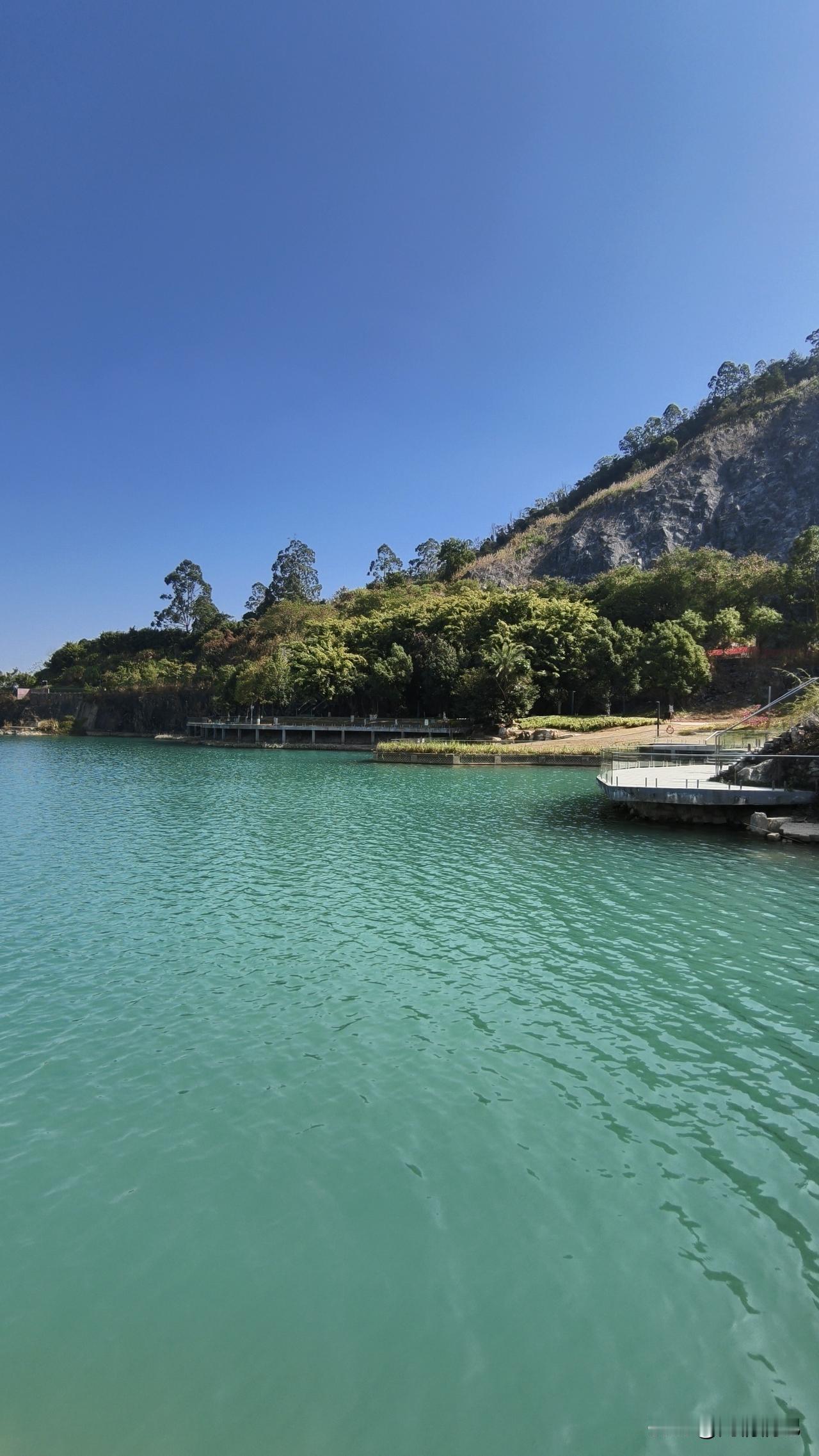 有个女的，查出来癌症晚期，天都塌了。她男人当时抱着她，那是哭得撕心裂肺，红着眼睛