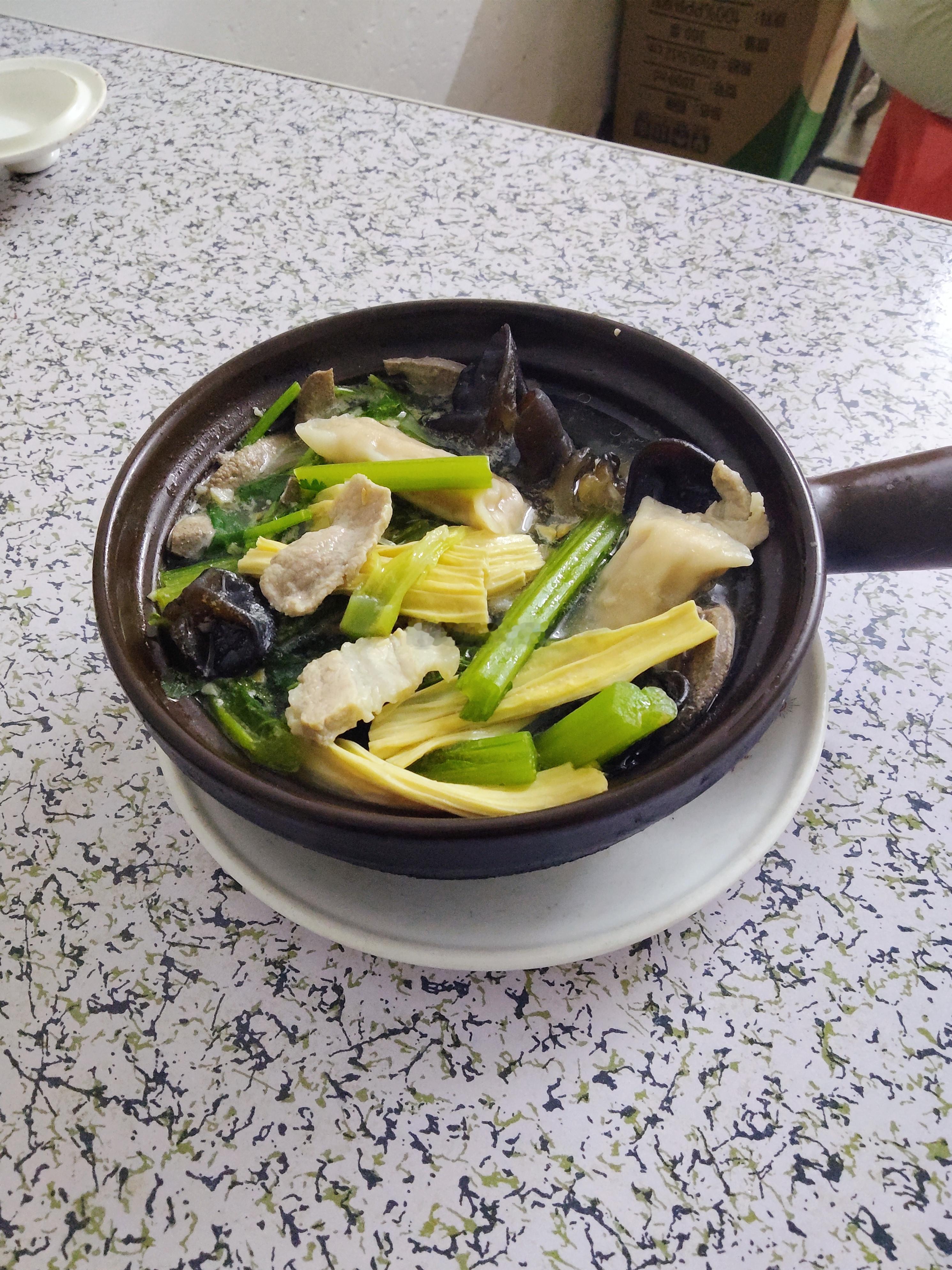 环碧庄里面的阿杰菜煲，印象中是开了很久很久的店，我一直以为这家店只有外卖，后来才