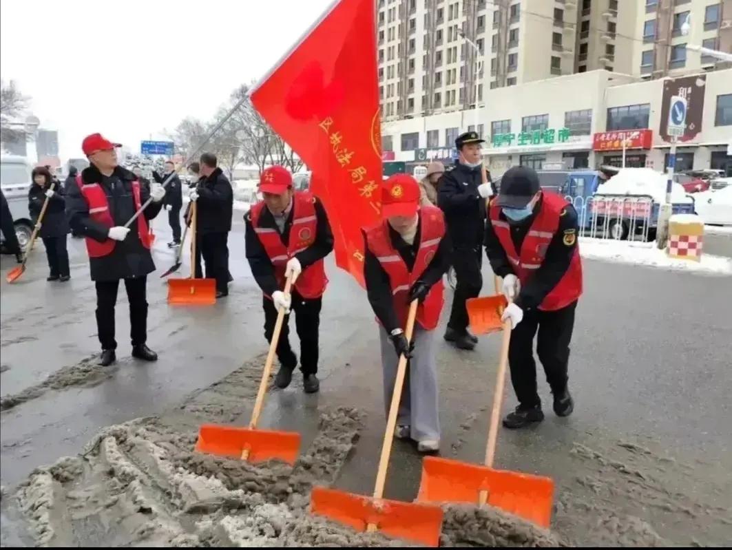 清扫积雪何必这样大张旗鼓？为老百姓为社会干点好事，干点实事，这种行为值得点赞。

