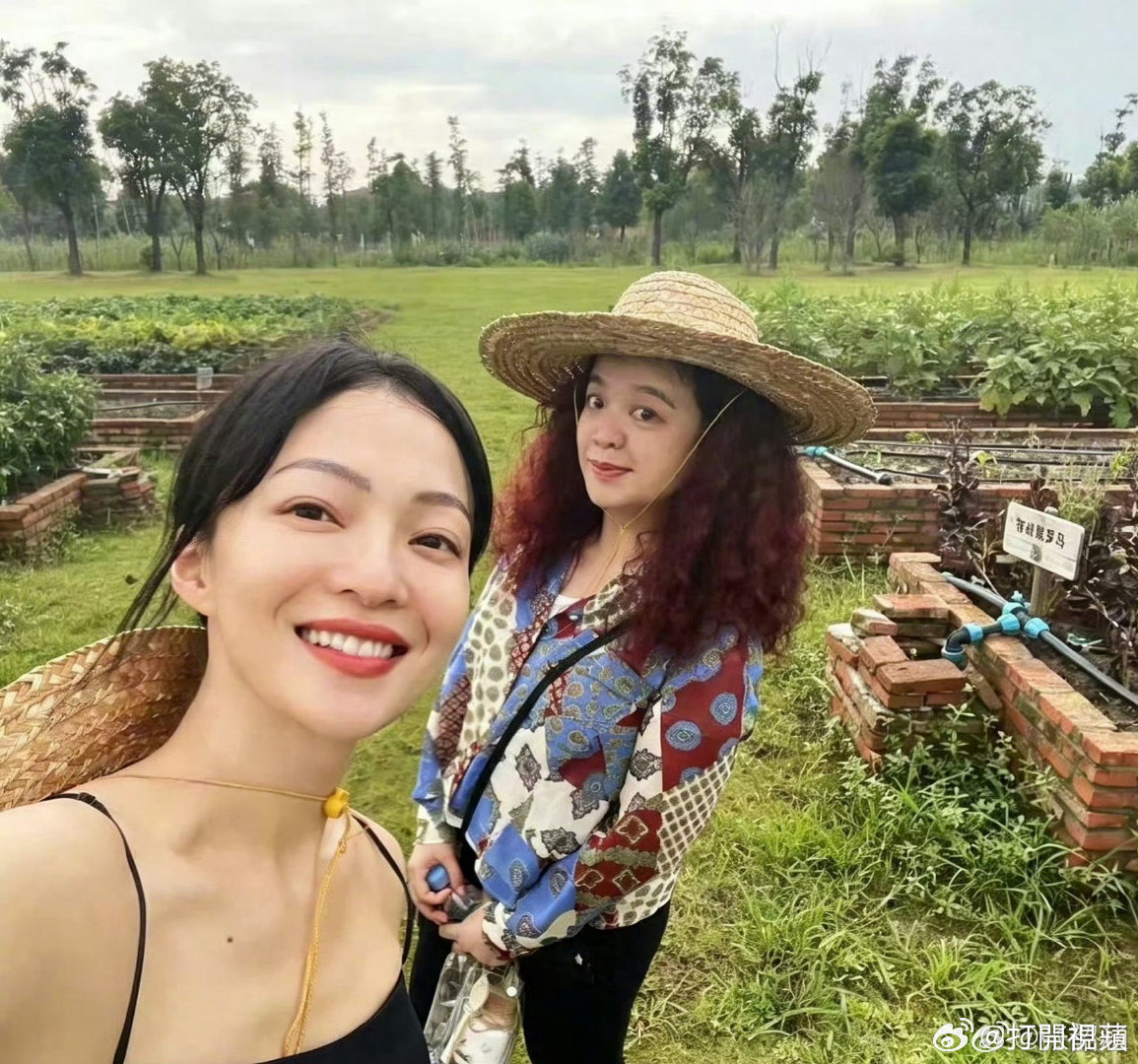 张韶涵现身陈聆薇的追思会张韶涵发文悼念化妆师往后登台演出，张韶涵一定会时常想起这