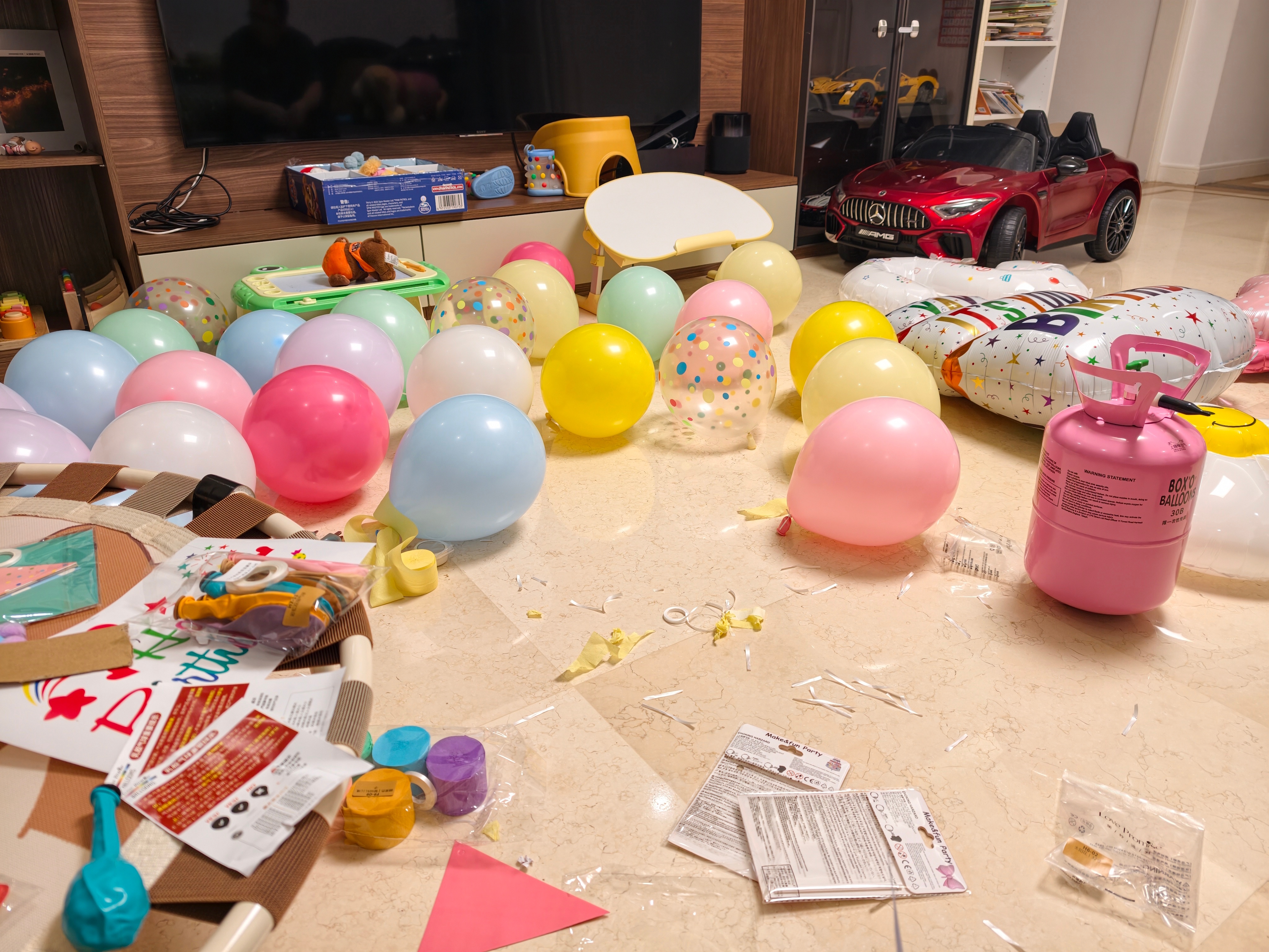 明天我姑娘生日，大晚上全家人在打气球