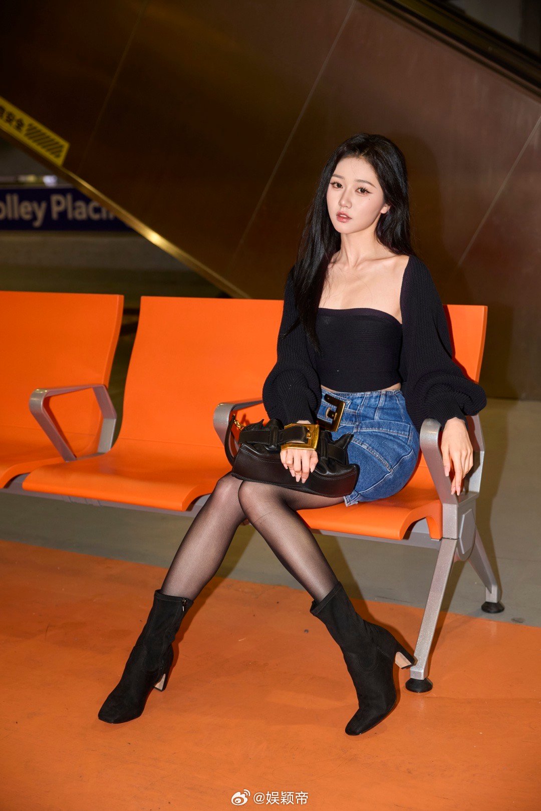 岳雨婷巴黎时装周之旅开启，受邀参加BALMAIN和ELIE SAAB两场大秀。出