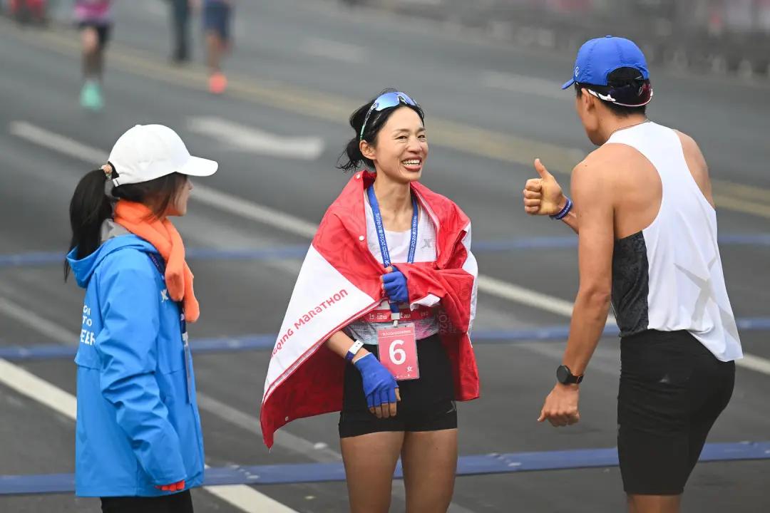 从“最快女护士”到“跑者水华”！离职16天后，她用2小时30分重启人生
 
20