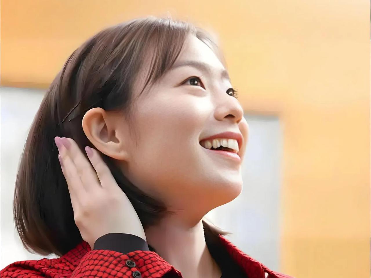 仔细瞅瞅，石川佳纯的脸型应该是属于那种鹅蛋脸吧，就是下巴尖尖的，脸颊又有点肉肉的