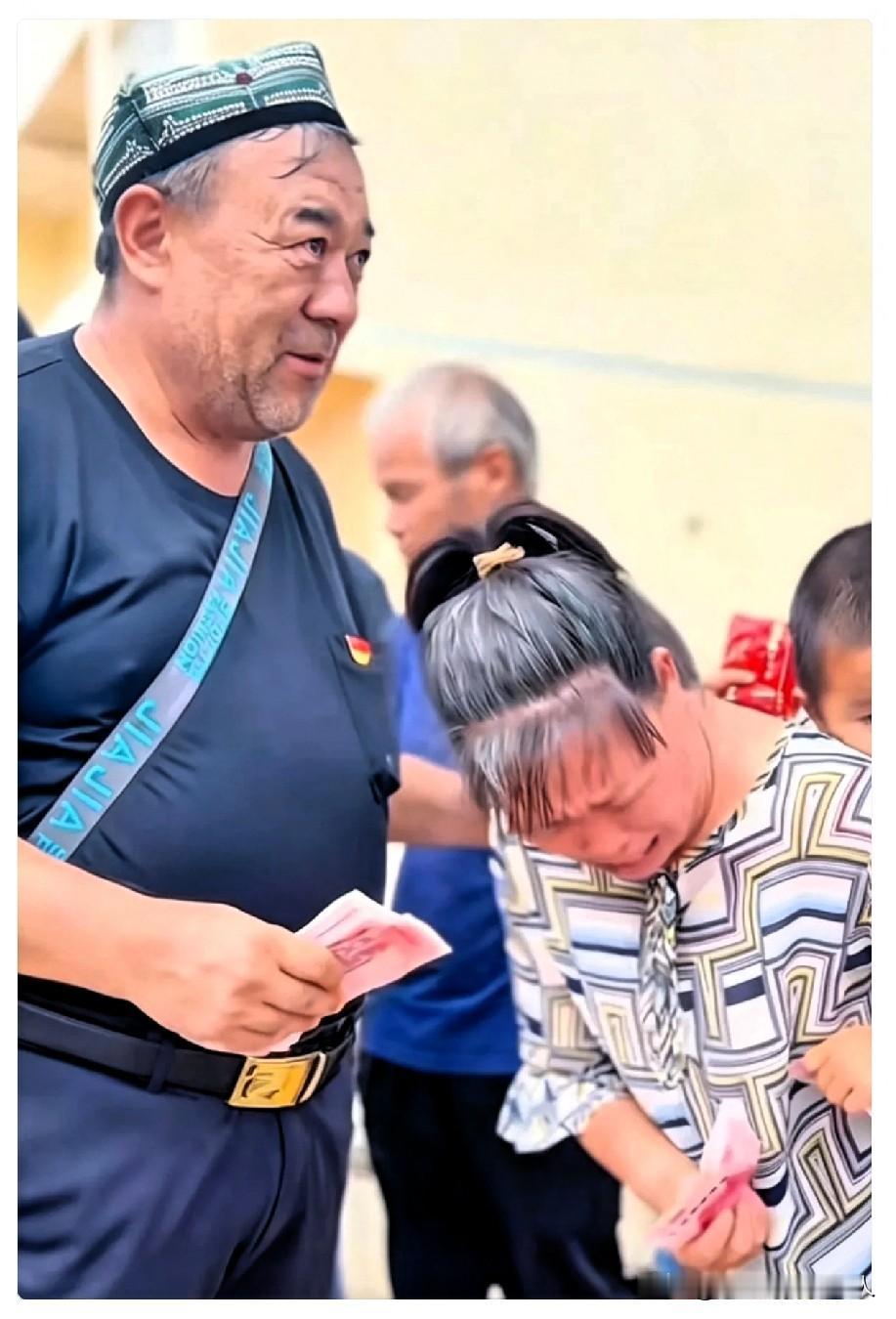 刚去查了一下。
这不查不知道。
原来这个从新疆跑四千公里到广西当面塞钱的大叔，还