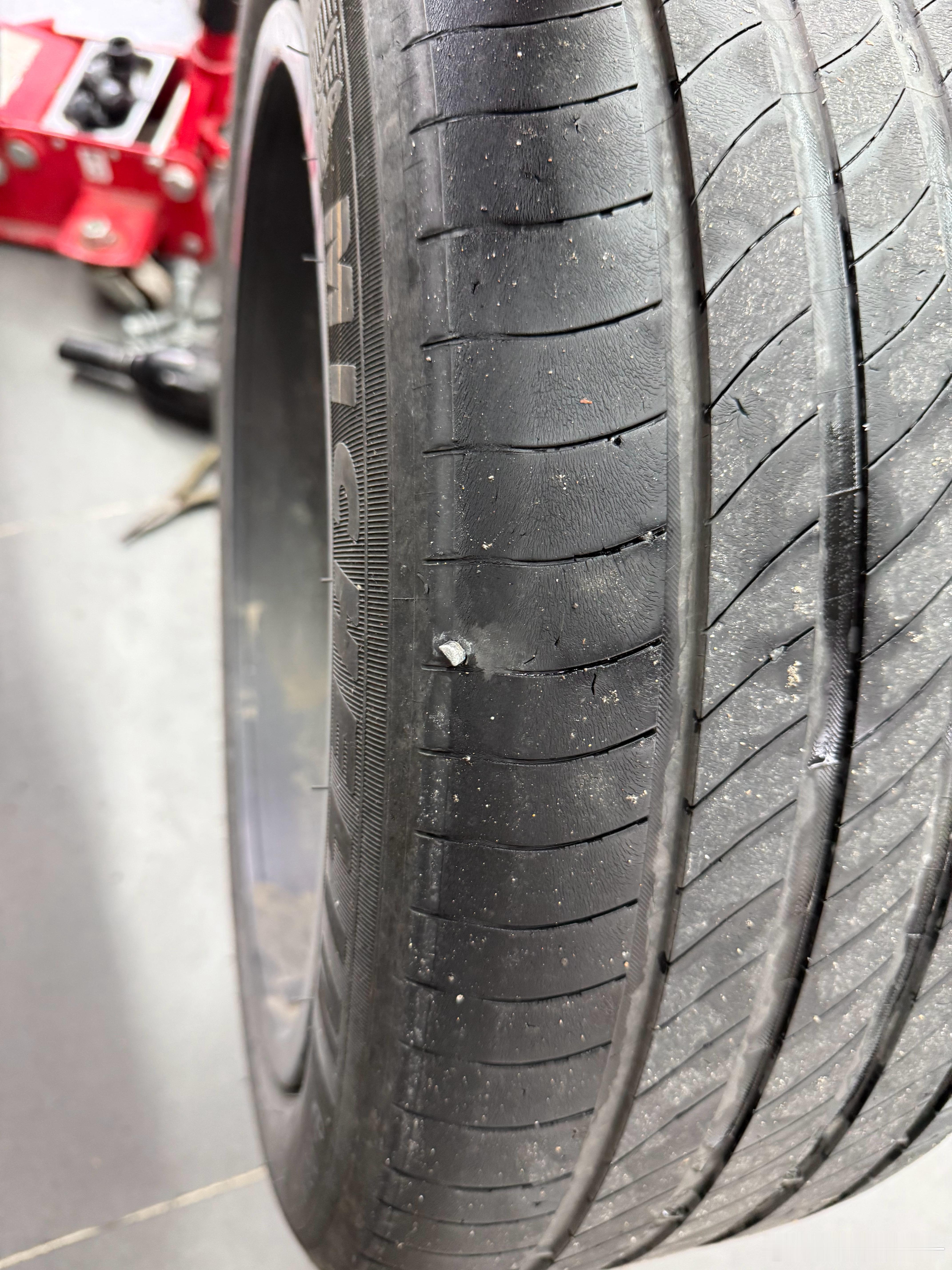 太惨了，这么小个钉子害的我得换胎了补胎大v聊车