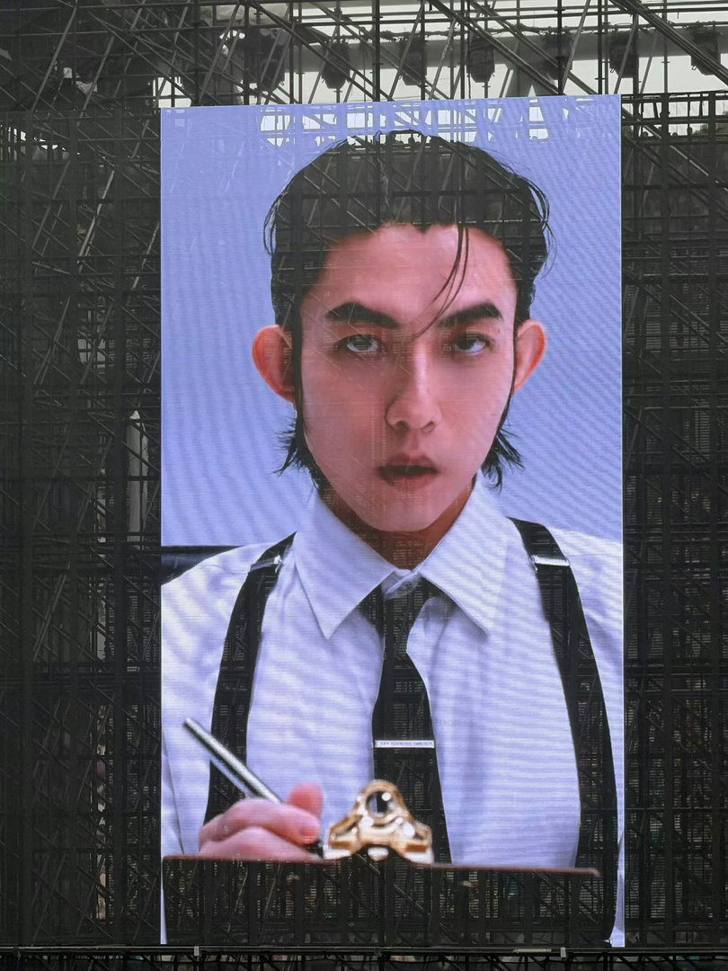 林宥嘉演唱会开场撒钱林宥嘉在广州撒了一箱金币 之前北京场有男粉喊“为了钱”，林宥