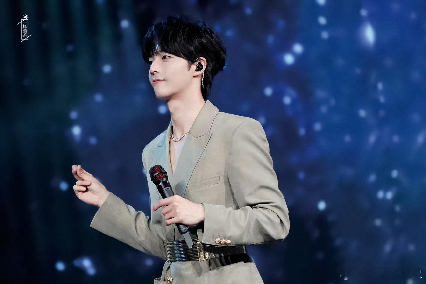 陈立农青春为名全球巡回演唱会 🐰陈立农演唱会斩获两项缪斯设计奖 【一切的爱意汹