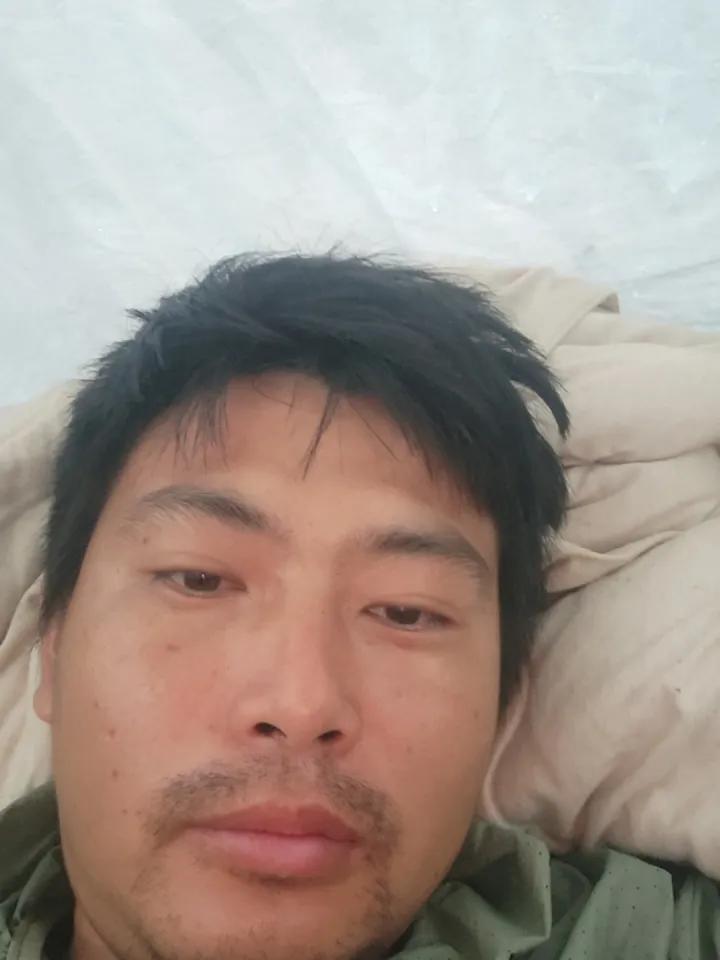 电动车坏在这山里边了，吃也没得吃，睡也睡不好，老是下雨。这里老是阴雨天。现在终于
