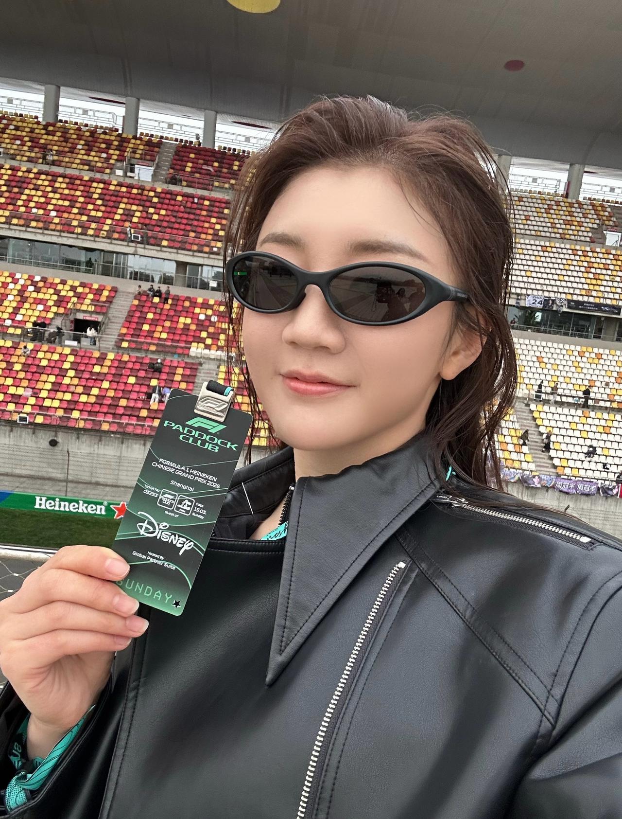 陈梦看F1晒照卫冕冠军太帅了，什么样的衣服都能驾驭，人美穿什么都好看，太酷了，开