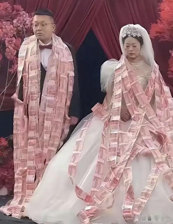 这新郎新娘身上挂得是什么玩意儿啊？看看二人心不甘情不愿的样子，这今后的日子会幸福