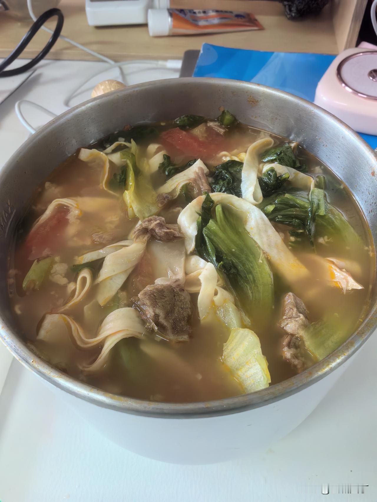 不知道是这几百元的袜子起了作用，还是天天不下教学楼起了作用，反正脚踝肿胀明显好多