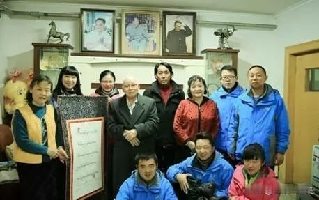 2015年9月，原西藏自治区党委第一书记阴法唐将军（后排左四）与夫人李国柱（后排
