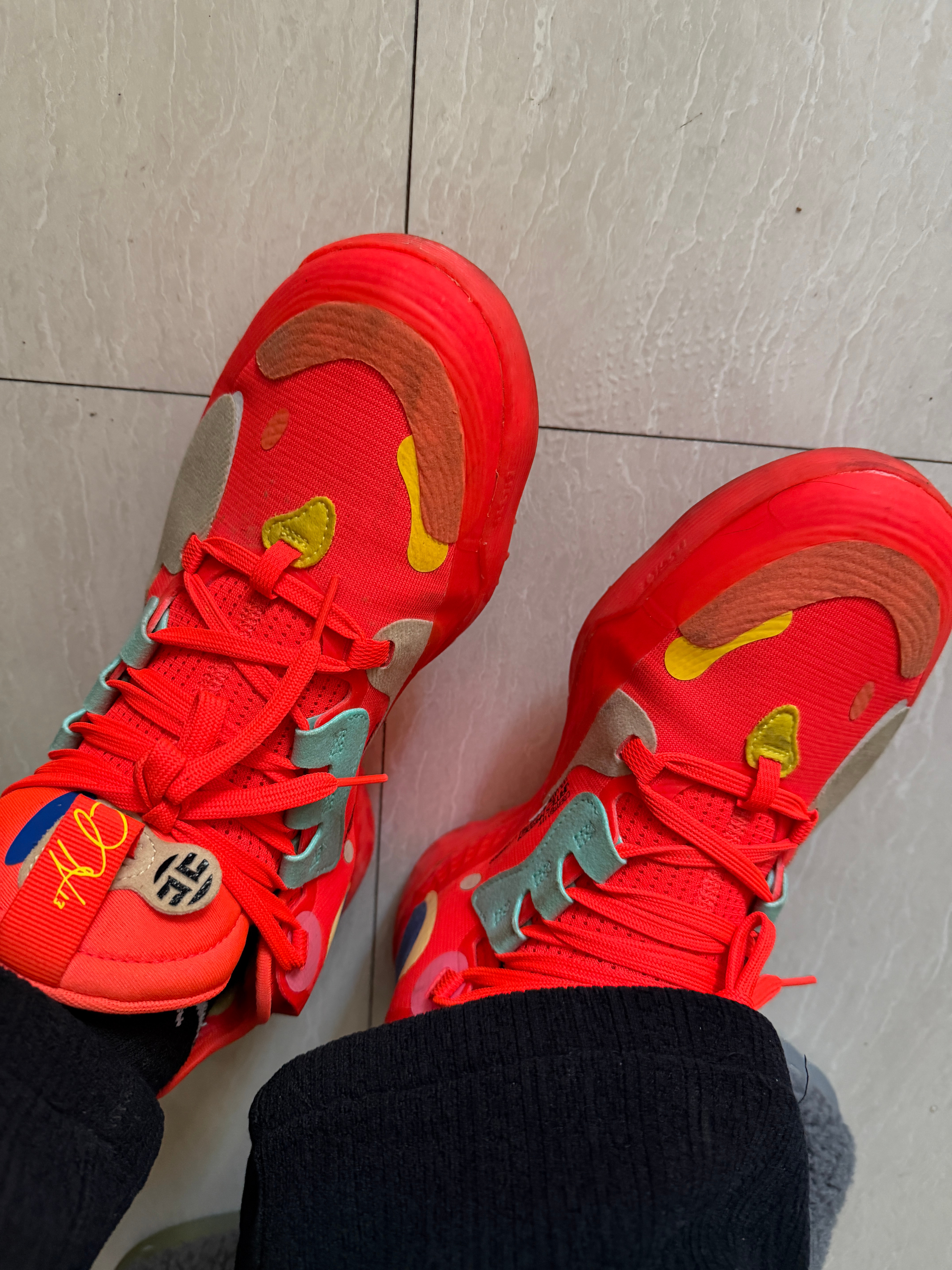 回家翻出一双哈登5，没穿过几次，这颜色过年还挺适合，预祝各位新年快乐