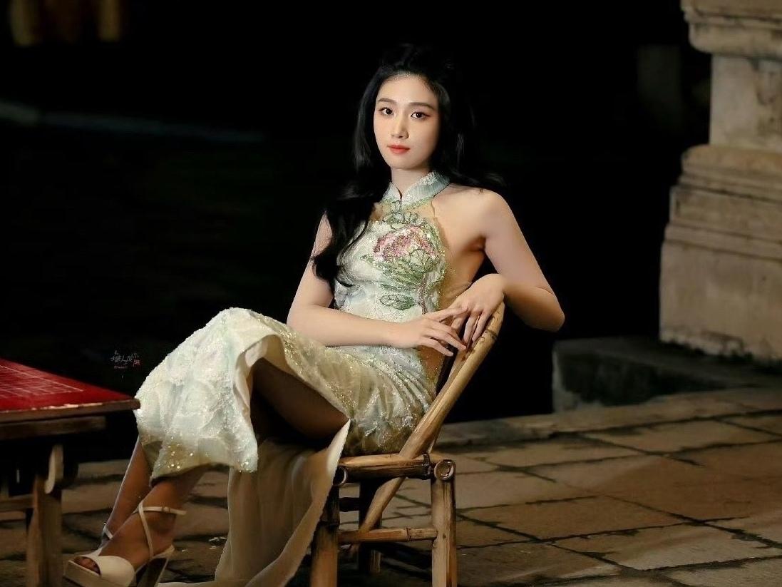 卢昱晓的旗袍杀也太绝了吧！✨
浅色系刺绣旗袍勾勒出曼妙身姿，露背设计又添了几分妩