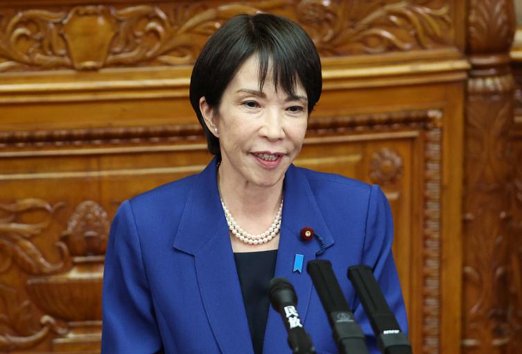 高市早苗的支持率崩了，这一回是真的绷不住了。前首相石破茂这次也没客气，公开点名批
