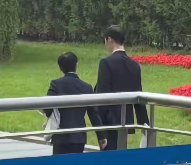 英姿飒爽，红心向党 