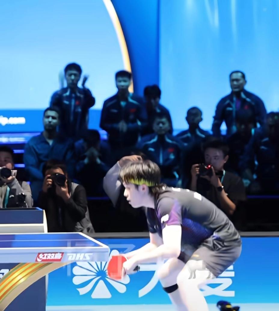 王楚钦的压力有多大，
这张图太戳人心了。
对面是小勒布伦，
侧面就是国乒男队，