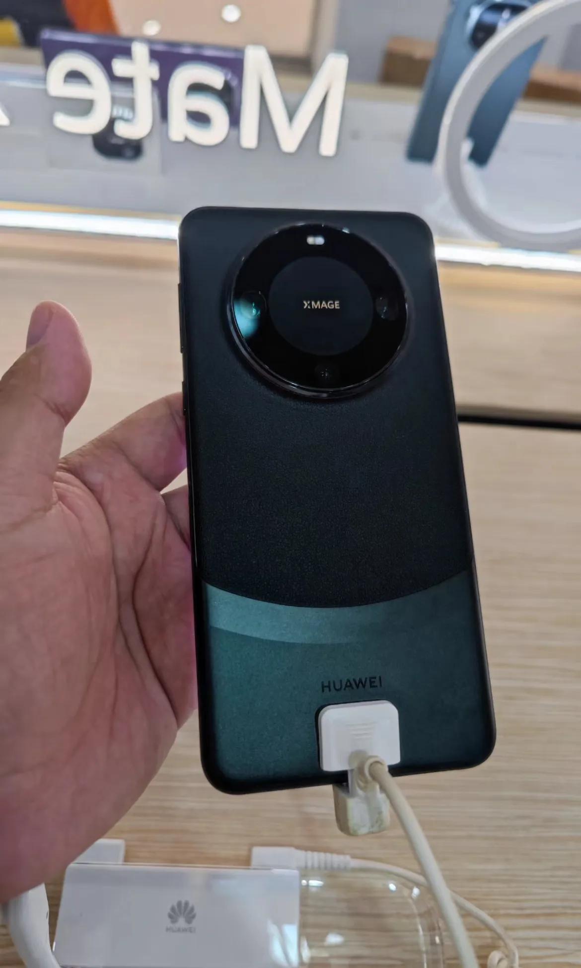 今天去线下体验了下华为Mate 60 Pro+，不错是不错，现货需要加价，更让我