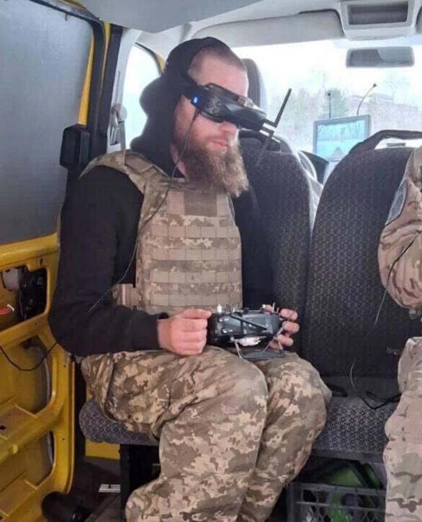 前脚被美国遣返落地乌克兰，后脚直接被绑去前线，家都不让回父母一面都见不上，活生生