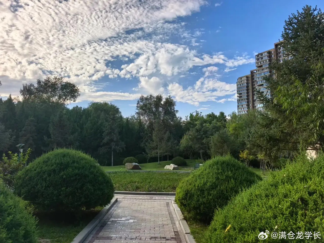 周三值得关注板块：1，人形机器人2，半导体硅片3，商业航天4，玻璃基板5，半导体