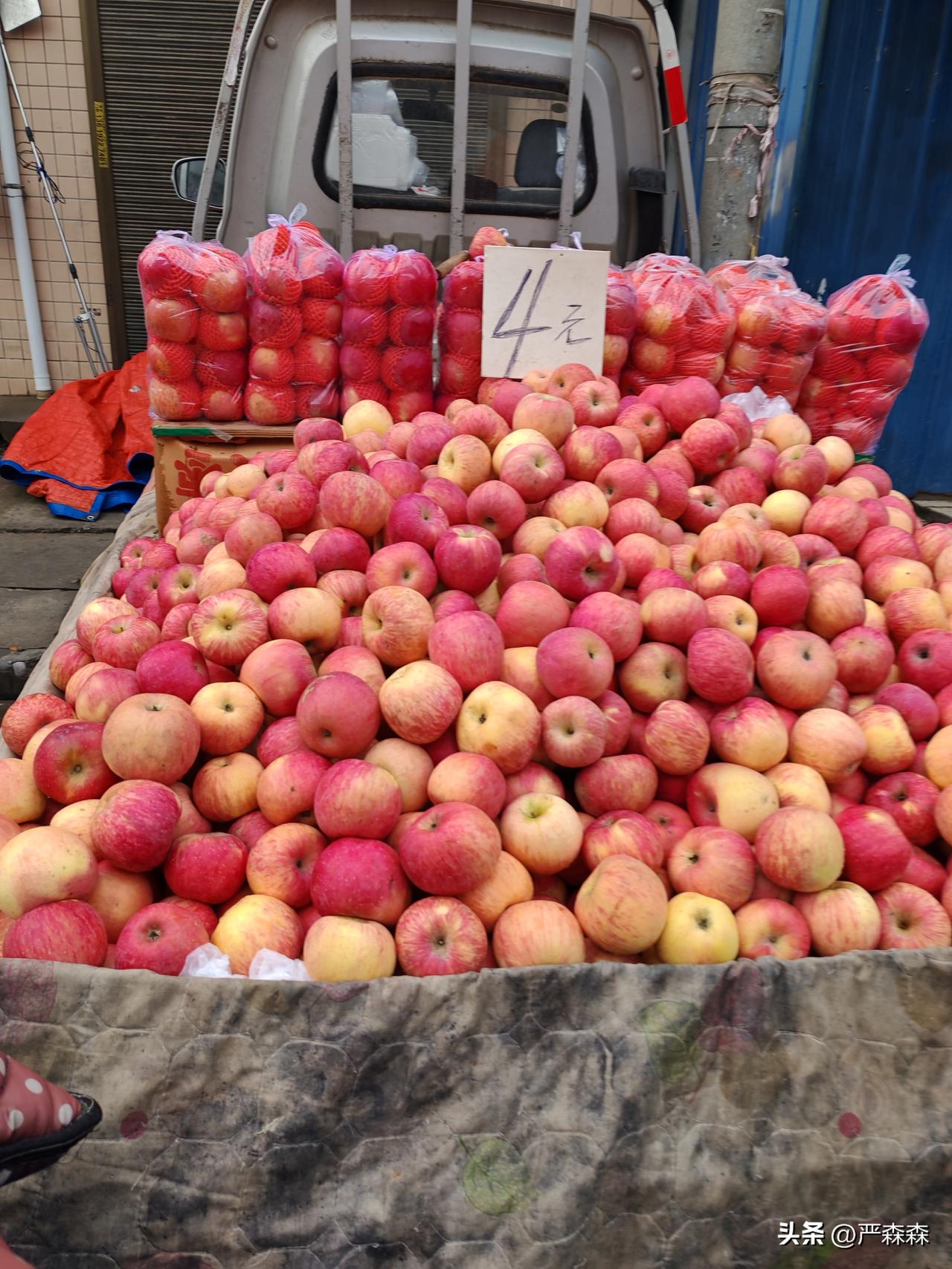 今年苹果有点难卖
3月24日，坐标西安。早上路过市场，到处都是卖水果的，发现苹果