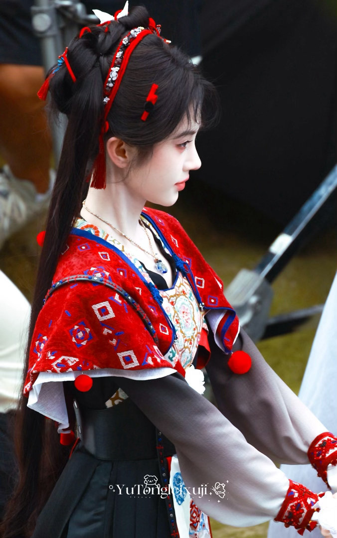 jjy鞠婧祎万花世界 jjy鞠婧祎苏绿夏 “玫瑰之所以是玫瑰，是风与光的眷顾，更