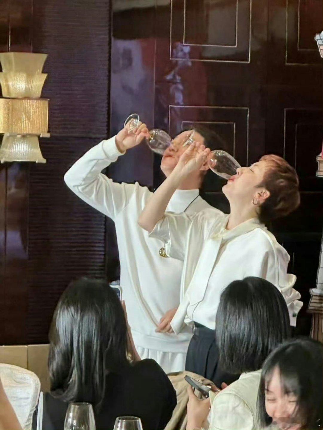 2026年4月13日，电视剧《逐玉》在北京举办庆功宴。宴会上，张凌赫的经纪人徐以