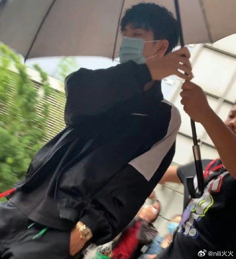 好帅！这一套就很那种绝世拽王、不世高人 