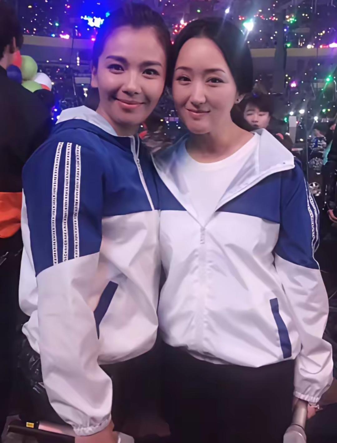 这是杨钰莹和刘涛俩人参加活动时的照片，俩人都素颜穿着运动装，看着干净利落，很漂亮