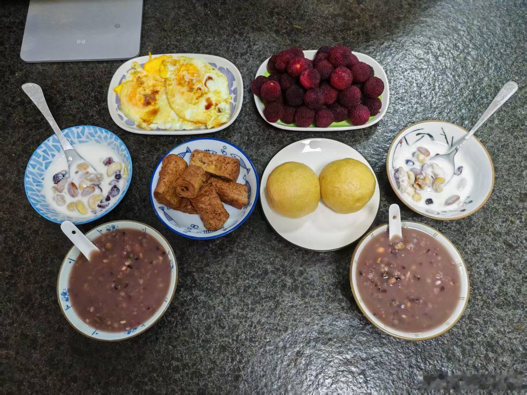 吃早饭的时候，我对江哥说：“今天我拿鸡蛋的时候不小心磕破了一个。”江哥仔细观察了