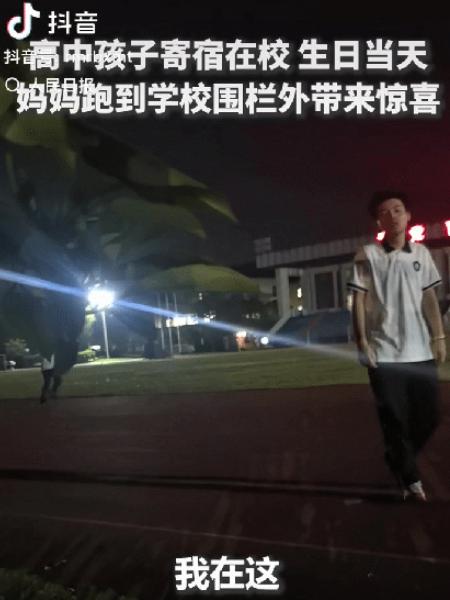 “瞬间戳中泪点！”5月19日人民日报报道了浙江杭州一则超暖心的校园一幕，打动了无